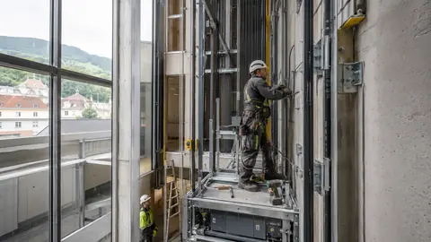 KI-generiertes Beispielbild für das Gewerbe Aufzugsbau – Dia-Chrom Handelsgesellschaft m.b.H.