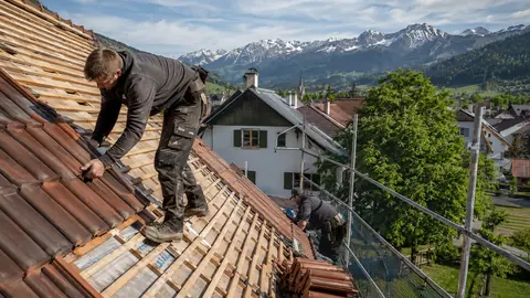 Sinnbild Dachdecker — KI-generiert, zeigt nicht DIG GmbH