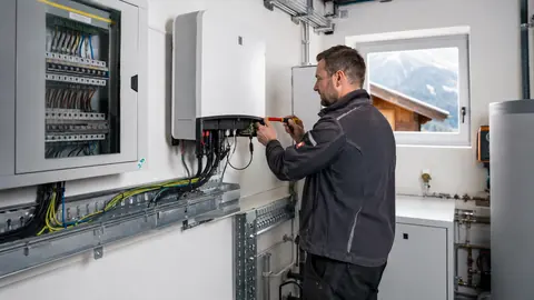 Sinnbild Elektriker — KI-generiert, zeigt nicht Schauer Engineering e.U.