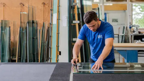 Sinnbild Glaser — KI-generiert, zeigt nicht Swarovski Mobility GmbH