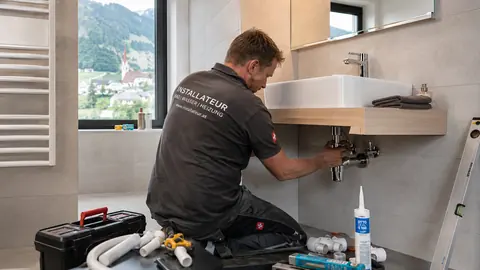 Sinnbild Installateur — KI-generiert, zeigt nicht Eder Kundendienst GmbH