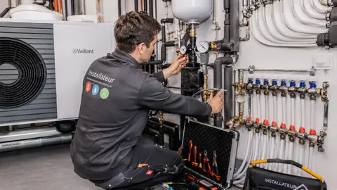 Sinnbild Installateur — KI-generiert, zeigt nicht IDM-Energiesysteme GmbH