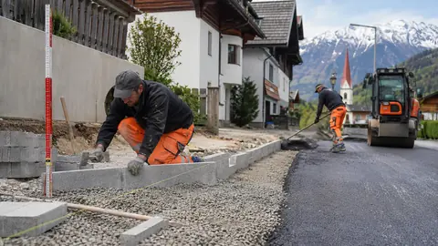 Sinnbild Pflasterer und Asphaltierer — KI-generiert, zeigt nicht REA Leitungstiefbau GmbH