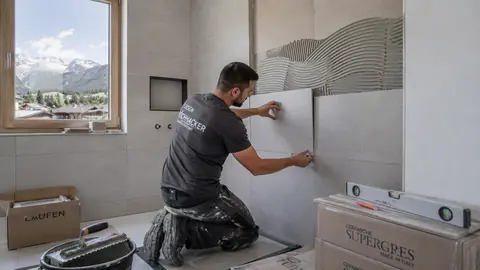 Sinnbild Platten und Fliesenleger — KI-generiert, zeigt nicht Trixner Gesellschaft m.b.H.