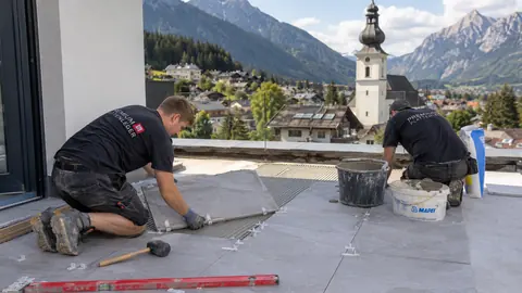 Sinnbild Platten und Fliesenleger — KI-generiert, zeigt nicht Frams e.U.
